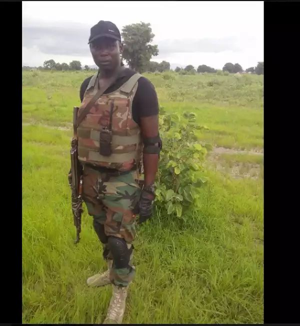 Soldier Poses Alongside Dead Body Of A Boko Haram Member In Borno [See Graphic Photo]